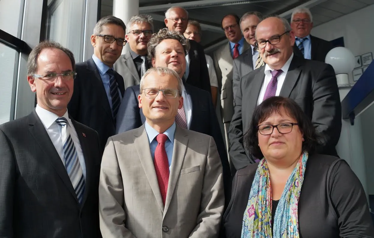 Dr. Christoph Ullrich (links) diskutiert mit heimischen Arbeitgebervertretern. Foto: VhU Mittelhessen